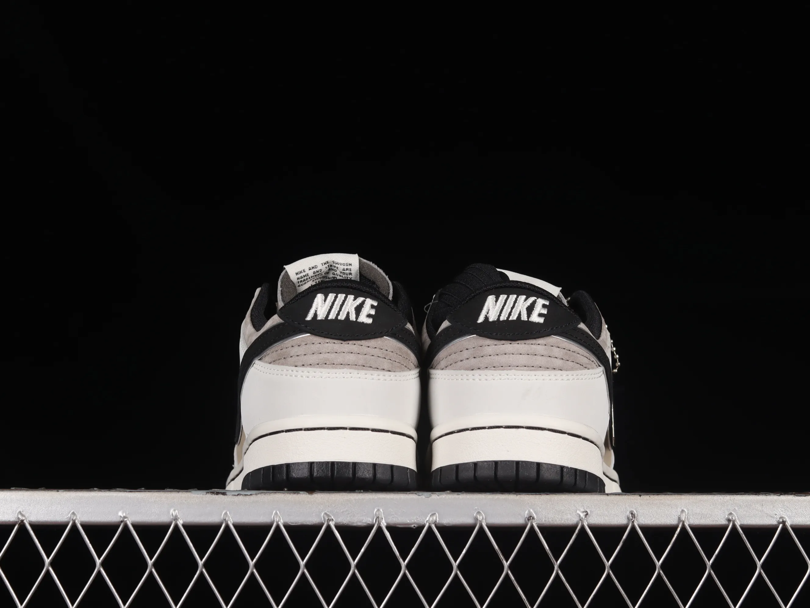 All Categories Nk SB Dunk Series Nk SB Dunk Low Low-top sneakers Otomo Katsuhiro x Nk SB Dunk Low "Steamboy OST" Otomo Katsuhiro co-branded SB low-top sports and leisure sneakers LF0039-037